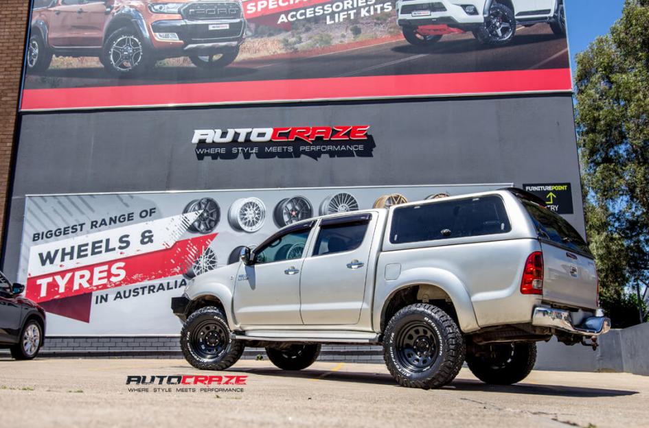 TOYOTA HILUX N70 4WD D HOLE BLACK